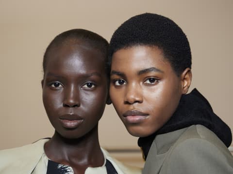 Ambivertiert Anzeichen Zwei Frauen mit leichtem Make-up