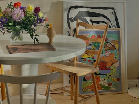 ein Tisch mit einer Blumenvase darauf