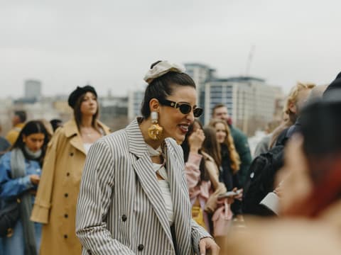 Frau freut sich Streetstyle Fashion Week London