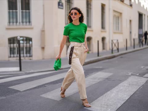 Frau trägt beige Sandalen mit Absatz