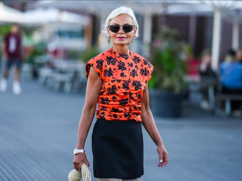 Frau in orangem Top Frau in orangem Top