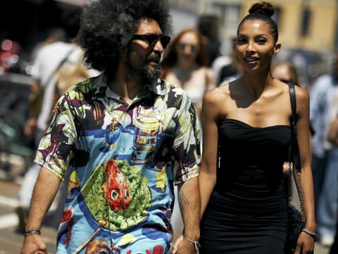 Paar Händchen haltend Mailand Fashion Week Streetstyle