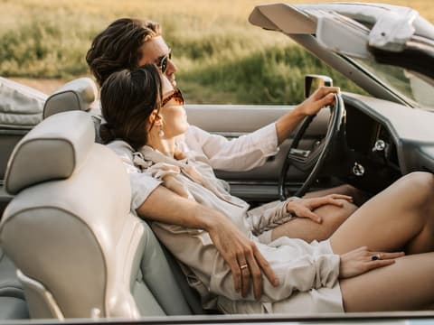 Paar im Auto