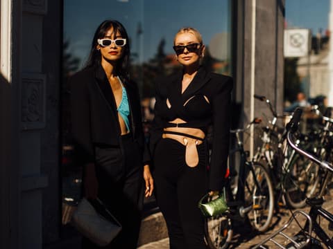 zwei stylische Frauen auf der Copenhagen Fashion Week Streetstyle