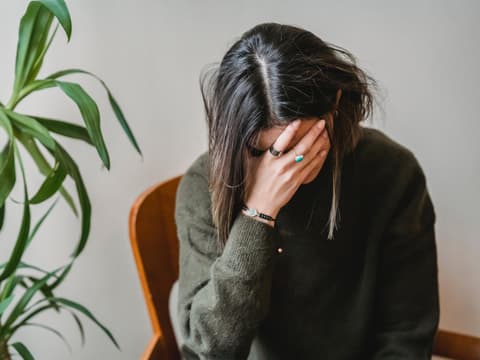 Frau macht sich Sorgen
