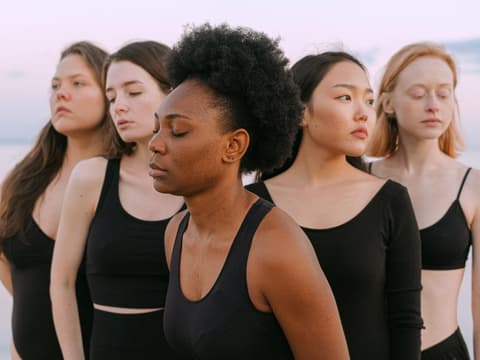 Welche 7 Menschen dir nicht guttun, erfährst du hier. Verschiedene Frauen