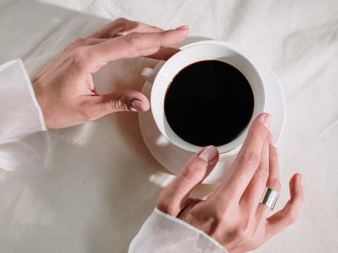 Hände mit Kaffeetasse