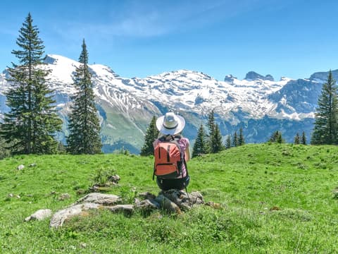 Frau auf einer Wiese in den Bergen