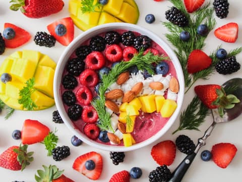 Sommer-Dessert mit Früchten