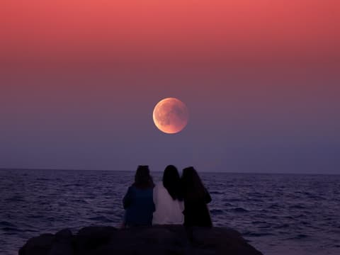 Drei Frauen vor dem Vollmond