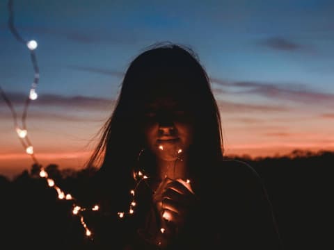 Frau mit Lichterkette