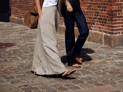 Zwei stylische Frauen in Kopenhagen