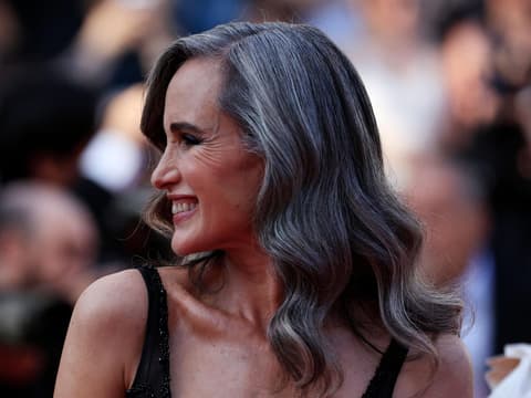 Der Übergang zu grauen Haare wird dank Grey Blending nicht mehr versteckt, sondern zelebriert. Andie McDowell mit grauem Haar