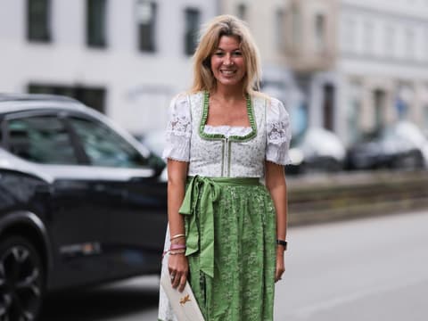 Dirndl für Frauen ab 50: Frau im Dirndl