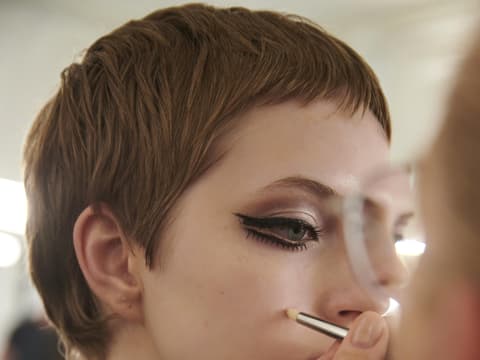 Frau trägt Pixie Cut auf Valli Fashion Show