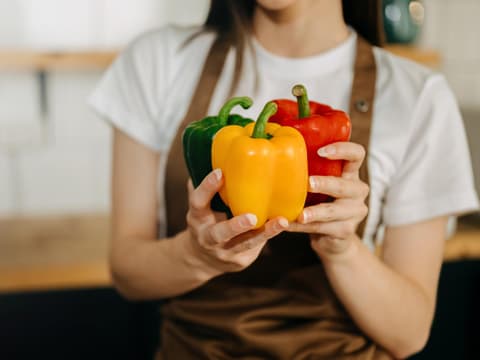 Frau hält Paprika in den Händen