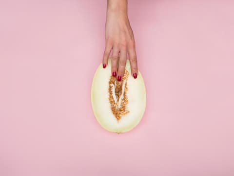 Darum solltest du unbedingt vor deinem Partner masturbieren. Hand Honigmelone