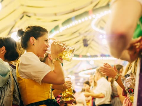 Frau trinkt Maß Bier