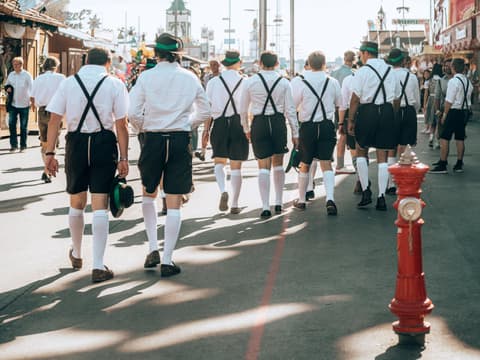 Männer in Trachten auf Oktoberfest