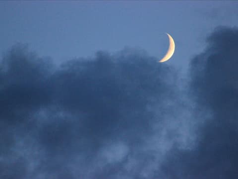 Sternzeichen Pech August Halbmond am Himmel