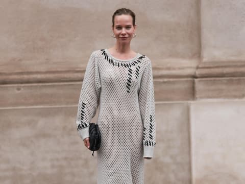 Herbst-Kleider: 3 Modelle, die perfekt fürs Büro sind Frau in Strickkleid