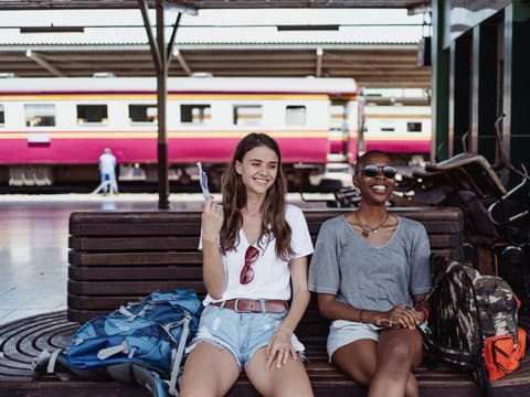 Frauen am Bahnhof