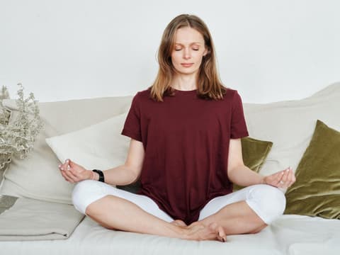 Frau meditiert im Schneidersitz
