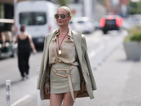 Frau in monochromem Beige-Look