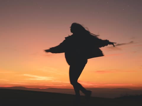 Sternzeichen Frau tanzt in der Nacht