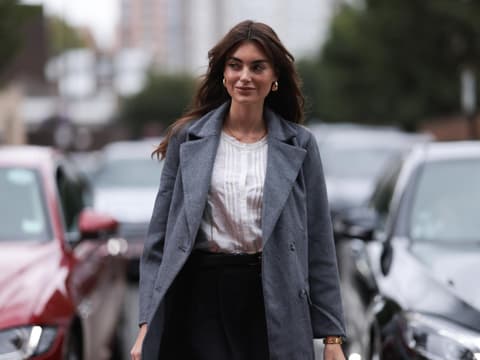 Dieser H&M-Mantel sieht aus wie von einer Boutique Frau mit grauen Mantel