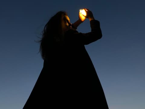 Sternzeichen Frau in der Nacht mit Lampe