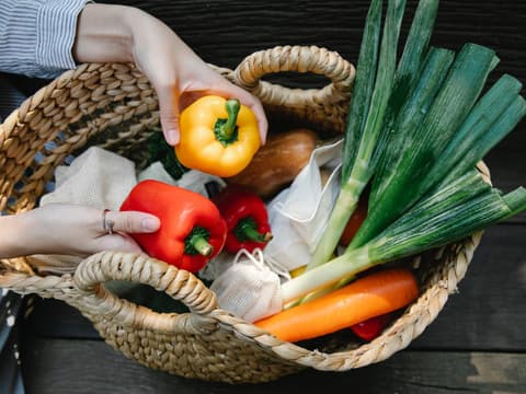 Korb mit verschiedenen Gemüsesorten: Paprika, Lauch, Karotten