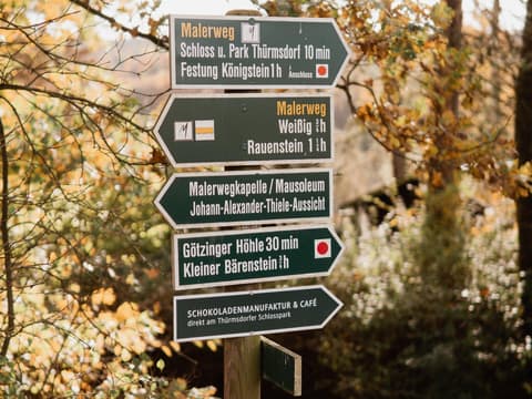Schild im Wald in herbstlichen Farben