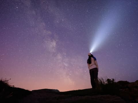Astro Frau vor Sternenhimmel