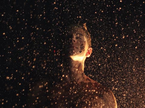 Astro Horoskop Frau vor Sternenhimmel