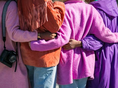 Freundlichkeit macht glücklich Frauen umarmen sich