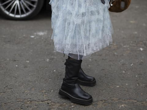 Ein Chelsea-Boot von Rieker ist ausgezeichnet für breite Füße London Fashion Week Streetstyle schwarze Boots
