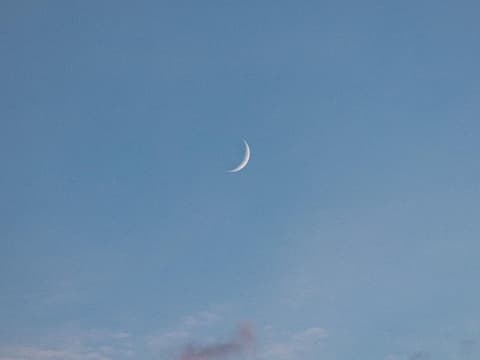 Neumond am Himmel Neumond am Himmel mit rosafarbenen Wolken