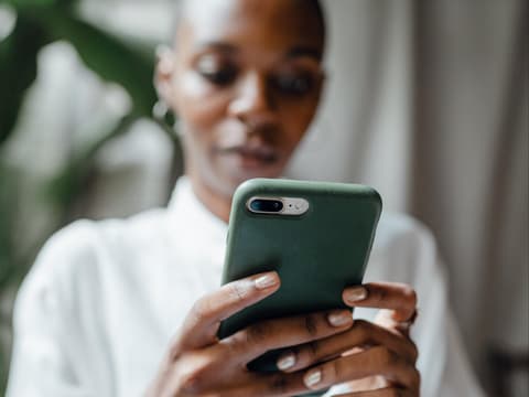 Diese drei Sternzeichen neigen dazu, per Textnachricht Schluss zu machen. Frau mit Handy