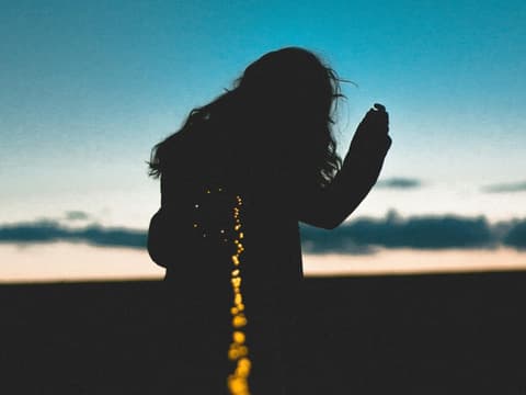 Silhouette einer Frau vor einem blauen Himmel