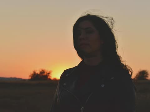 Frau vor einem Sonnenuntergang