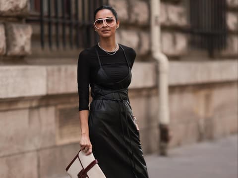 So kombinieren 2024 alle Modeprofis Kleider mit Stiefeln Frau in einem Maxikleid mit spitzen Boots