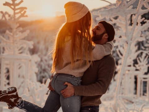 3 Sternzeichen verlieben sich im Winter unsterblich