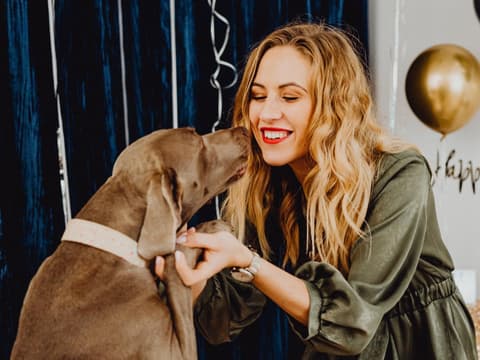 Silvester Haustier Frau und Hund an Silvester