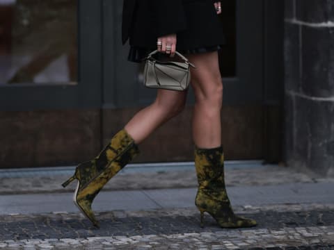 In diese Handtasche von COS passt alles, was du für die Silvesterparty brauchst Frau trägt kleine Tasche
