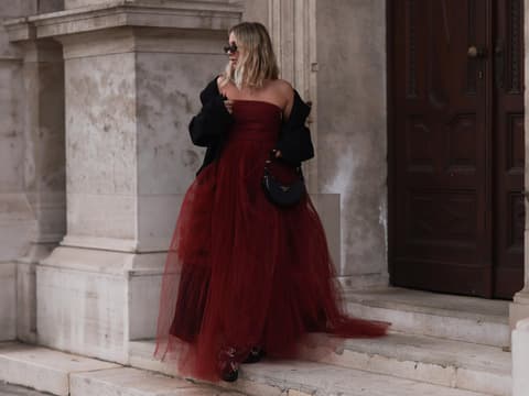 Frau in rotem Kleid