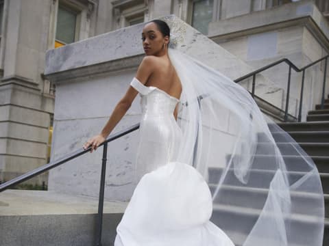 Dieses günstige Hochzeitskleid sieht aus wie aus einer Luxus-Boutique Frau im Brautkleid