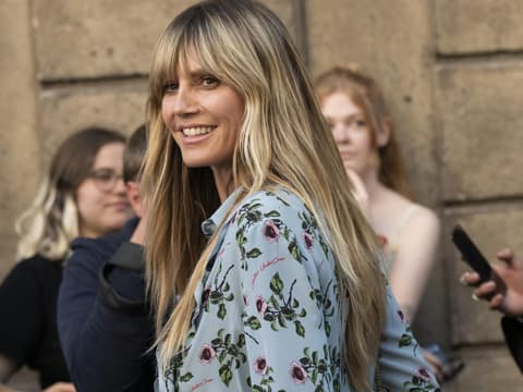 Kleid von Cos für Frauen ab 50 Heidi Klum in einem gemusterten Kleid