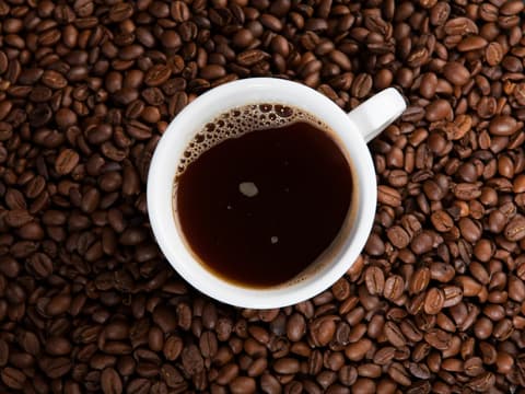 Zimt im Kaffee Kaffeetasse und Kaffeebohnen
