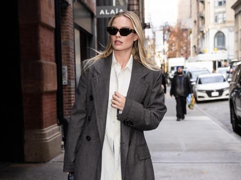 Laut Margot Robbie – dieser Schuh passt am besten zu weiten Jeanshosen Margot Robbie im Oversized Blazer